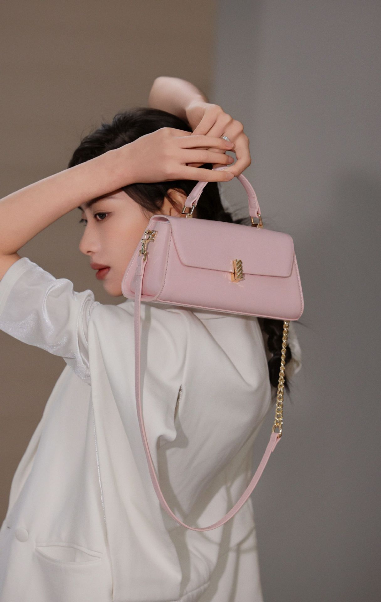 Bolso de mujer Carmel 2025 bolso de mano diagonal primavera - verano moda de cadena, barra de oro diagonal, nueva Alta Gama