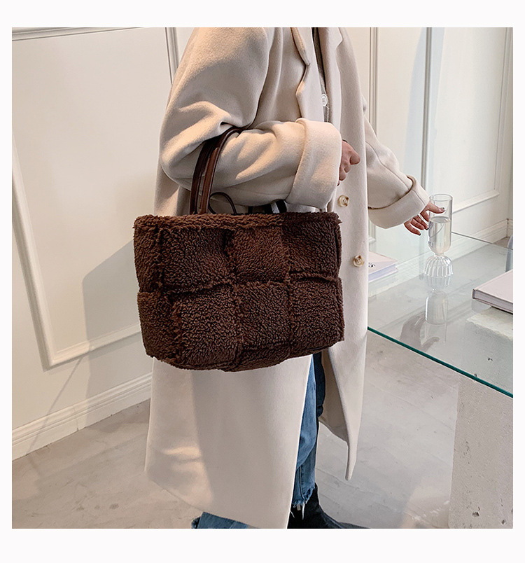 Plüsch Tasche 2021 Neue Herbst Und Winter Einkaufstasche Frauen Große Kapazität Nischen Gewebte Tasche Modische Einfache All-match-handtasche display picture 8