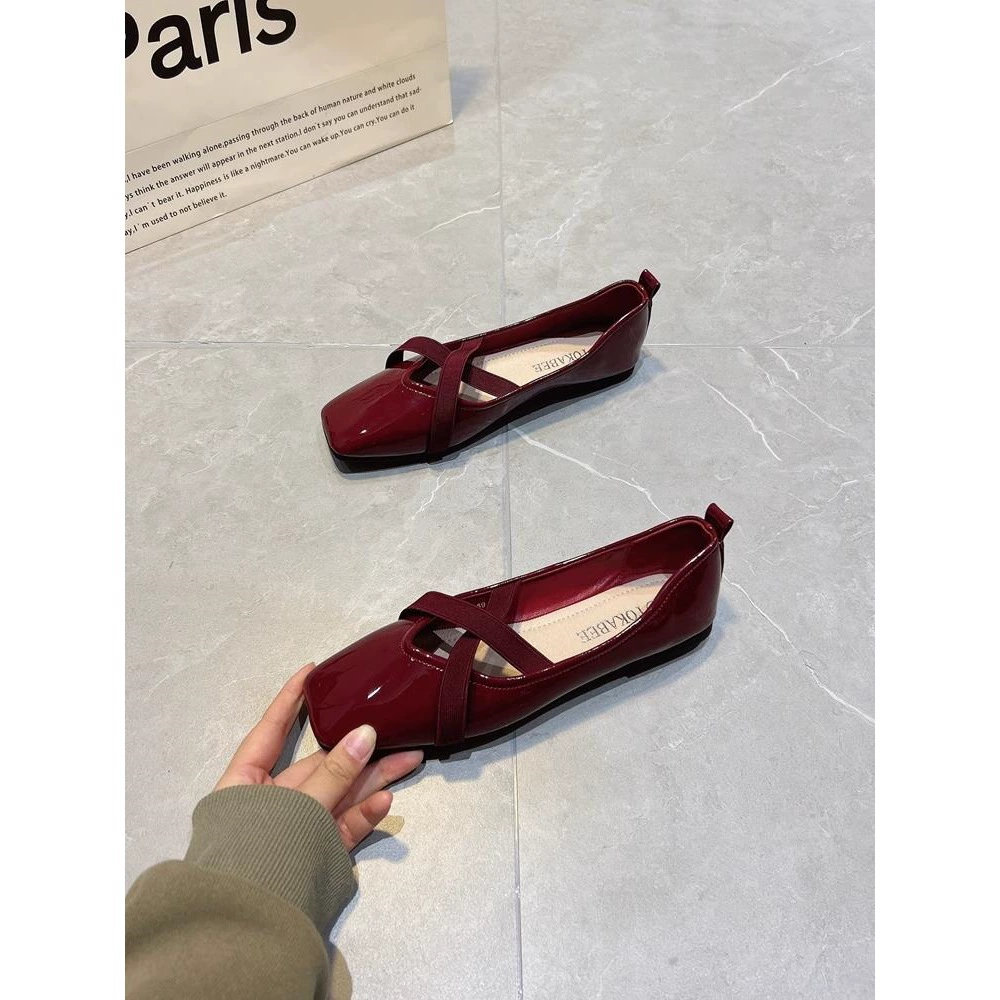 Женские балетки Мэри Джейн, летняя новинка 2025 года, французский стиль, нежные перекрестные ремешки, лакированная кожа, мягкая подошва.