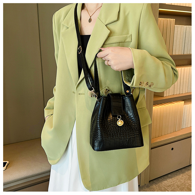 Women's Small Spring&summer Pu Leather Solid Color Fashion Bucket Magnetic Buckle Bucket Bag display picture 3