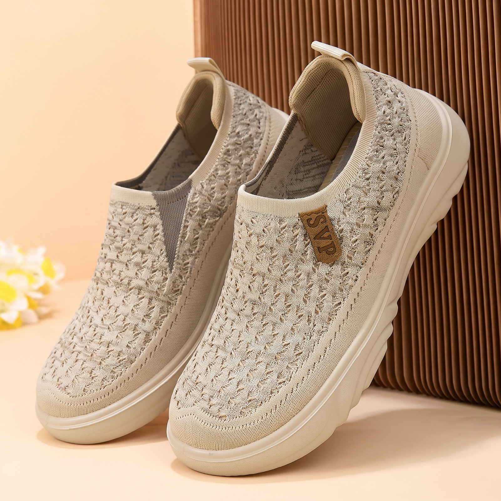 Zapatos de mujer con suela suave no cansen los pies, nuevos zapatos de tela de verano de Beijing viejos zapatos de madres de mediana edad y zapatos casuales.