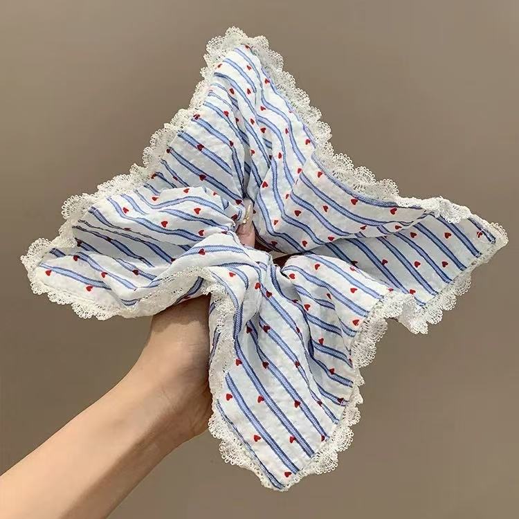 5679 사각 스카프 - 레드 하트 베이스와 블루 스트라이프 (24cm)