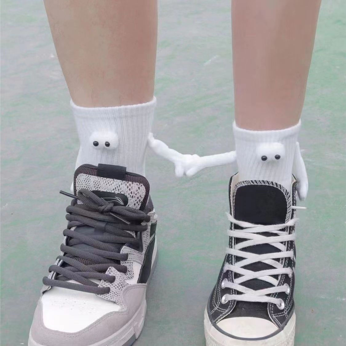 [En stock y entrega rápida] pareja magnética de moda calcetines de mano simples calcetines de media pantorrilla en blanco y negro calcetines lindos del todo-fósforo