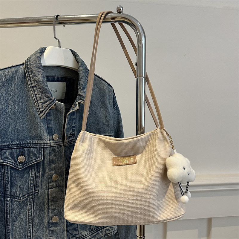 Este año, la popularidad del nuevo estilo versátil en otoño y invierno, bolsas casuales de alto nivel, 2024 bolsas de hombro y brazo de aire extranjero
