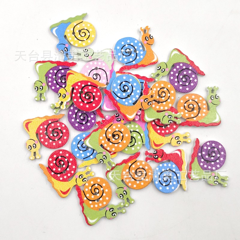 Caracol de color de dibujos animados al por mayor de madera con fondo blanco botones impresos insectos pintados botones de madera 50 piezas por paquete