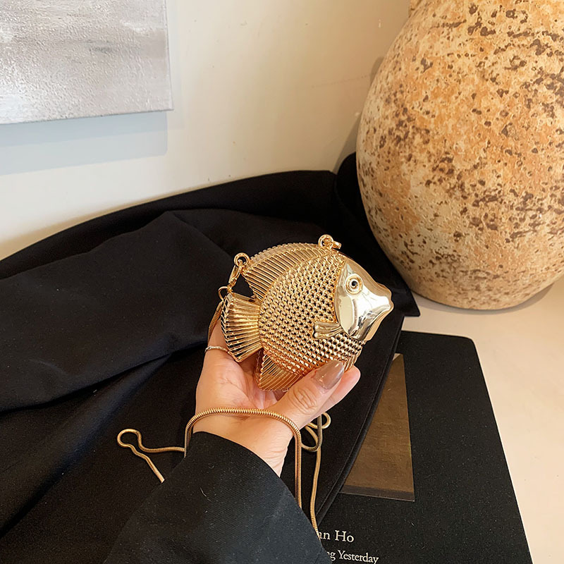 Personalidad elegante de metal en forma de pescado bolso 2025 nuevo dulce lindo extraño hombro mini bolso de lápiz labial de moda