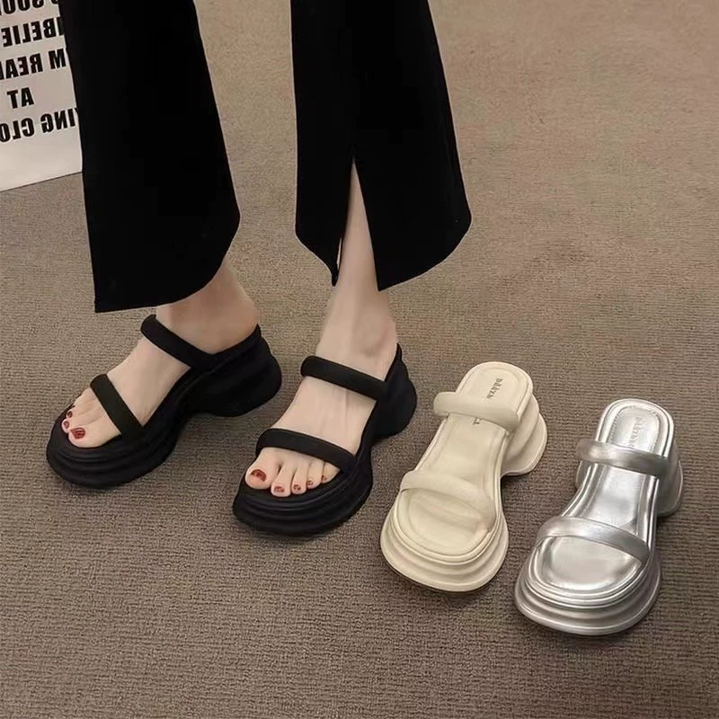 Женские тапочки, лето 2021, новый стиль, черные, легкие, толстая подошва, толстый каблук, одно слово, ремешок, модная верхняя одежда, увеличивающие сандалии для женщин