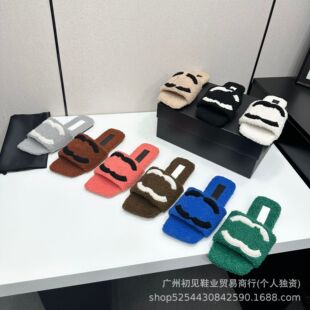 �߰��¿����qһ��ëë��ЬŮ�r�аٴ�Ӽ��⴩�ﶬ��ɫ������Ь
