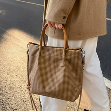韩国小众设计格子手提包2025新款时尚简约通勤斜挎包大容量水桶包