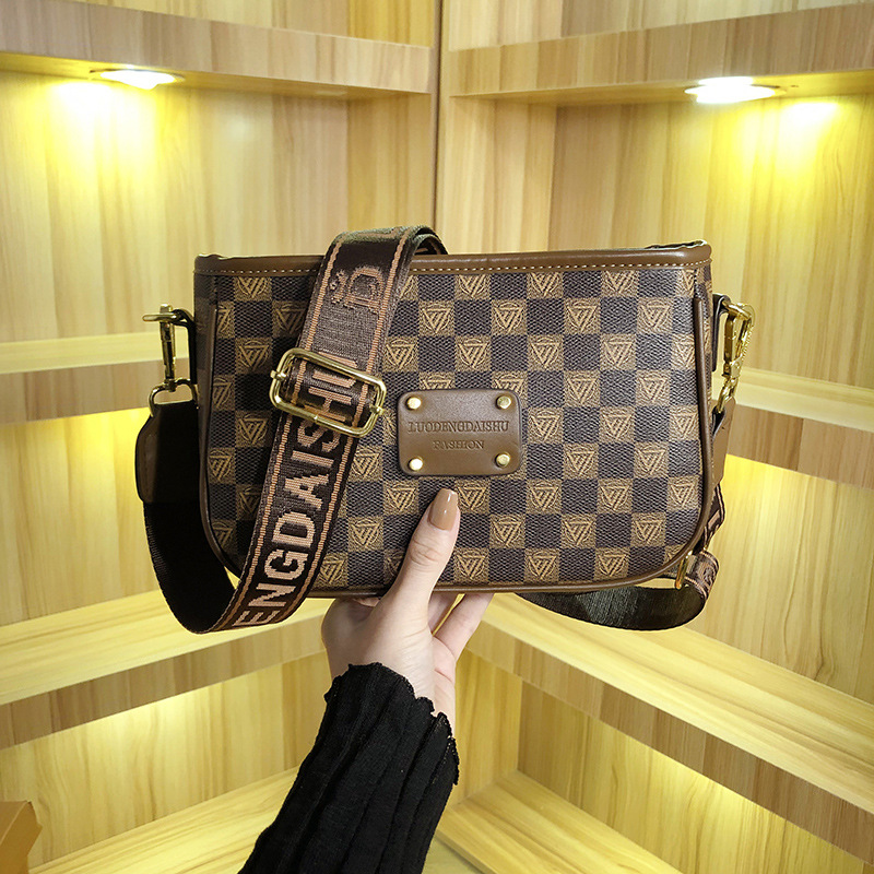 Women's bags 2023 new style versatile printed armpit bag Internet celebrity temperament high-end single shoulder crossbody bag small square bag_voghion.com