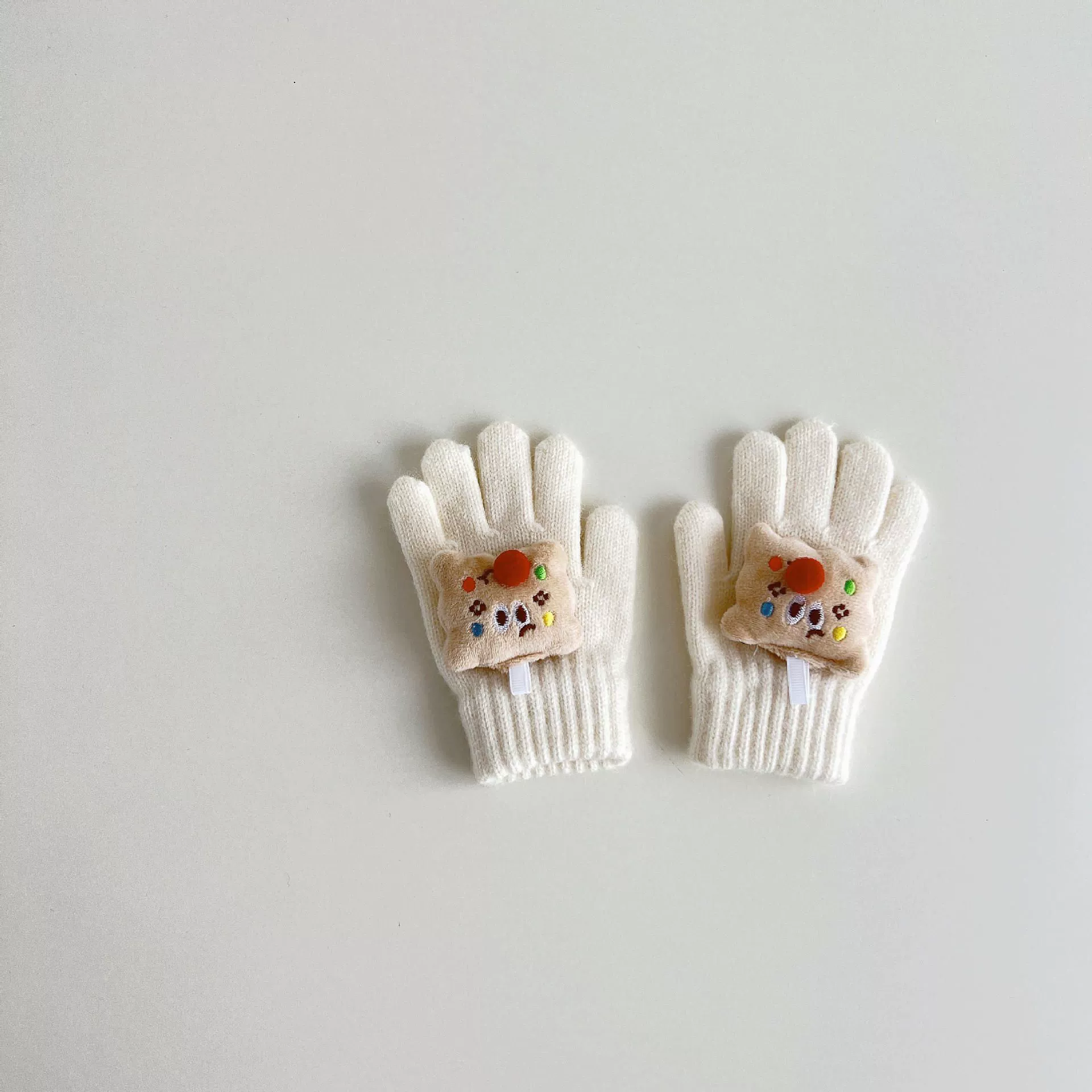 Children's keep warm winter gloves to go out, three dimensional doll for students