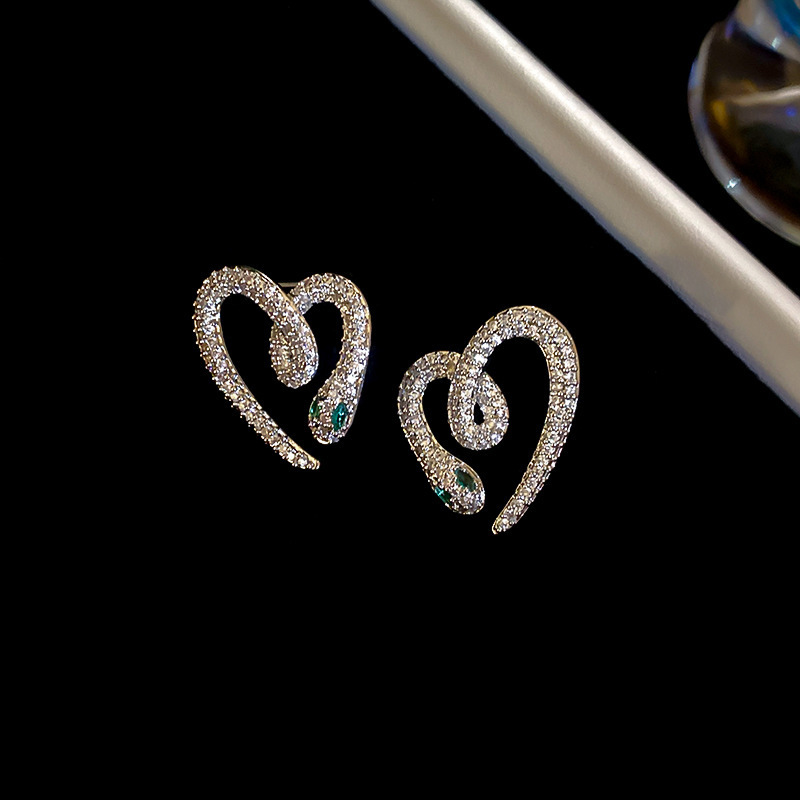 Pendientes de perlas asimétricas con cuernos de diamantes súper parpadeantes de plata Pendientes de nicho de viento frío femenino Pendientes de lujo ligero de alta calidad
