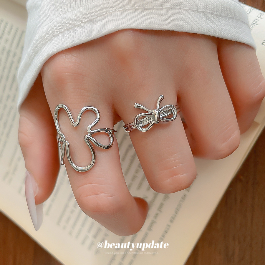 Bague pour femme, ronde, texturée, en résine, ornée d'un nœud papillon et d'une fleur. Design simple et tendance pour l'index._voghion.com