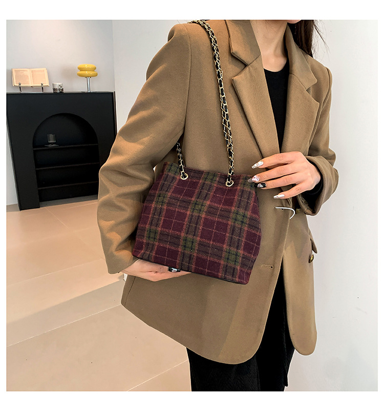 Retro and fashionable woolen texture bucket bag, large capacity commuting bag, chain check pattern casual single-shoulder crossbody women's bag undefined