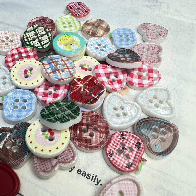 卸売かわいいラウンド漫画四つ目ボタン diy セーター手作りイラスト愛リンゴジュエリーヘアアクセサリーボタン|undefined