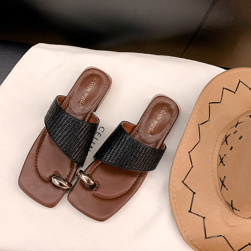 Nuevas sandalias de verano estilo vacacional con clip metálico, punta cuadrada y tejido de paja para mujer, para usar al aire libre.