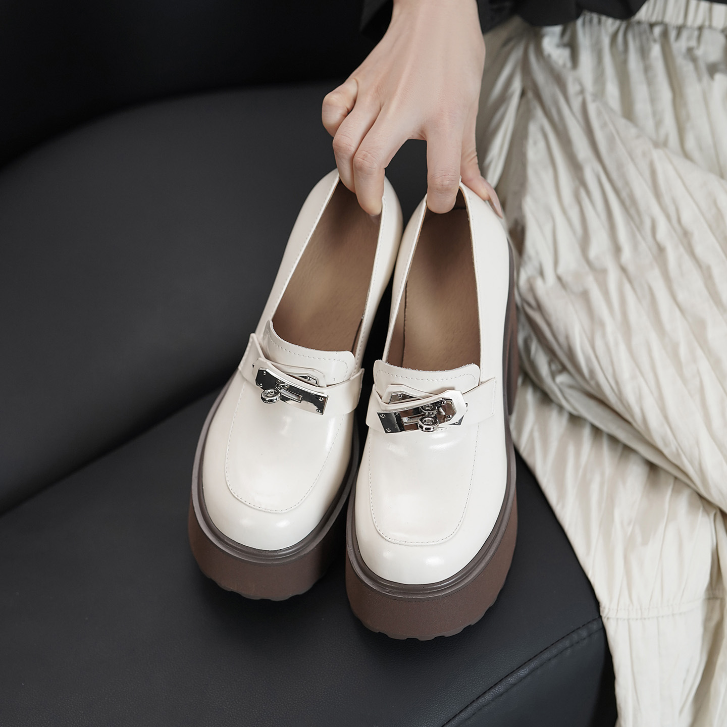 Giày loafer nữ đế xuồng platform gót cao 12 cm khóa cài da thật — màu đen