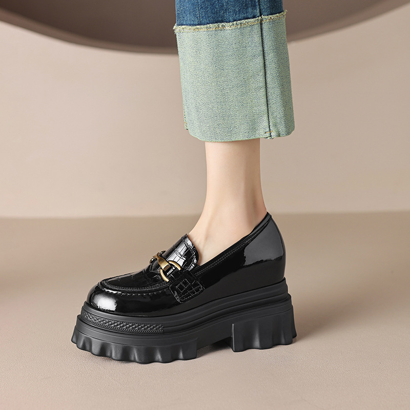 Giày loafer nữ mũi tròn đế xuồng platform tăng chiều cao, khóa kim loại — màu be, màu đen