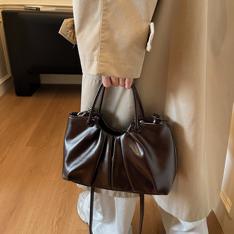 Este año popular nicho pliegue bolso de nube para mujeres 2025 nuevo retro textura casual portátil tote