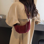 高级感牛角包复古磨砂皮网红饺子包时尚2024新款腋下包单肩斜挎女