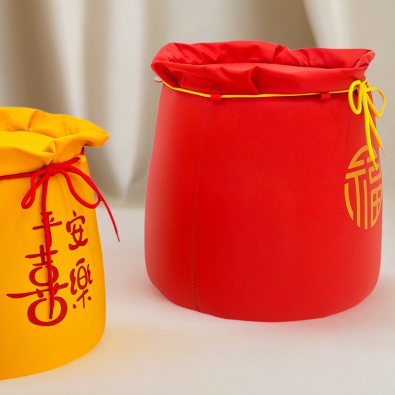 Taburete de bolsas rojas grandes