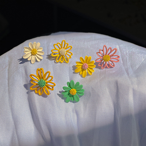 Dainty Daisy Ear Studs for Women - 2024 New Trendy, Niche, High-End Color-Colliding Fashion Ear Rings for Influencers and Fresh Vibes
