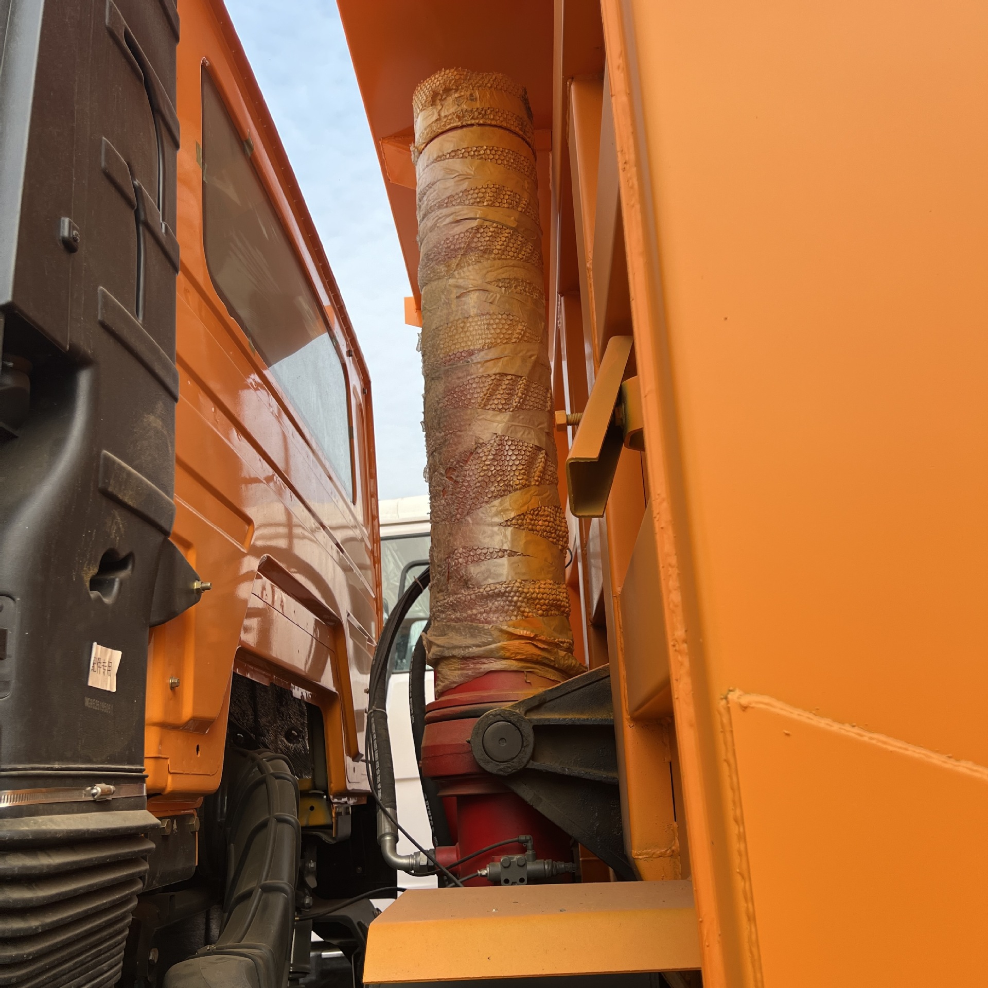 Export to Africa: Sinotruk Howo Eight-Wheel Truck Nx Mining Dump Truck with Customizable Cargo Box, Available in Stock
