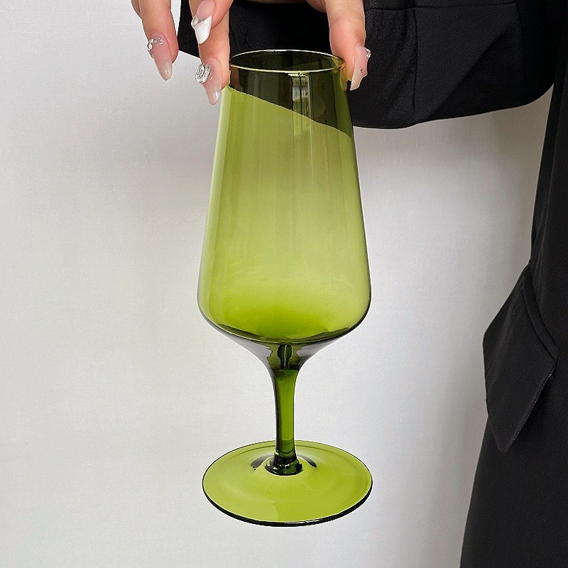 كأس نبيذ زجاج أخضر عتيق بتصميم إنستغرامي  
كأس نبيذ فاكهة وكوكتيل وشامبانيا مثالي للمشروبات الباردة والاستخدام المنزلي، بتصميم جذاب وأنيق.