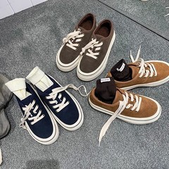 ブドウのお母さんの同じタイプの丸い頭の厚い底のベルベットはズックの靴を持っています。