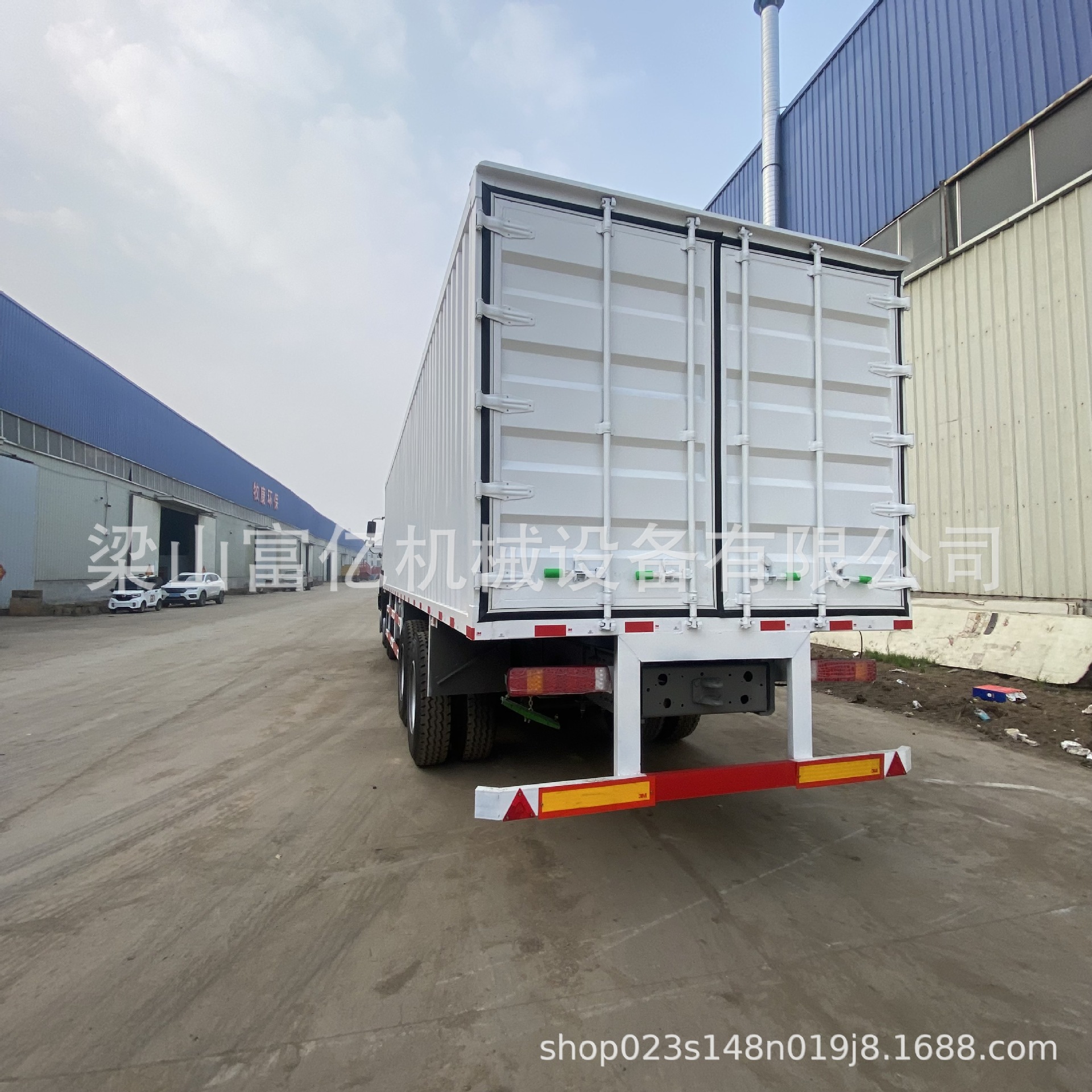 Exported to Africa: Sinotruk Howo Box-Type Truck with 12 Wheels (Four Front, Eight Rear), High Horsepower, Remanufactured Container Truck