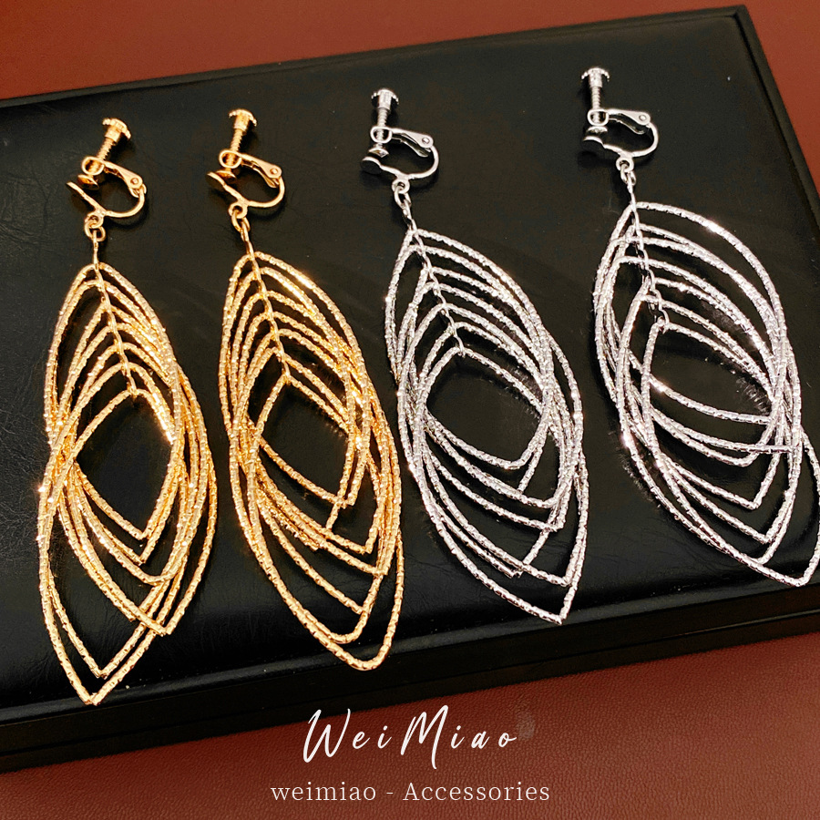 Oro multicapa hueco gancho de orejas sensación de alto nivel lujo ligero nicho sensación de diseño pendientes de orejas sin agujeros de orejas nuevas orejas para mujeres