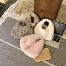 原创羊羔毛三角包女士秋冬新款毛绒包多色可选可爱款小众设计手R1