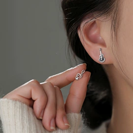 戒指;耳环;耳钉