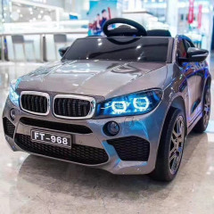 新しい子供の電気自動車の四輪車の二重駆動はリモコン付きで、子供のおもちゃの車を揺らすことができます。
