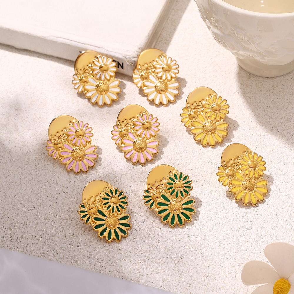 Boucles d'oreilles chrysanthème de style INS européen et américain Boucles d'oreilles goutte à goutte d'huile de marguerite en acier au titane Boucles d'oreilles rétro de tempérament pour femmes_voghion.com