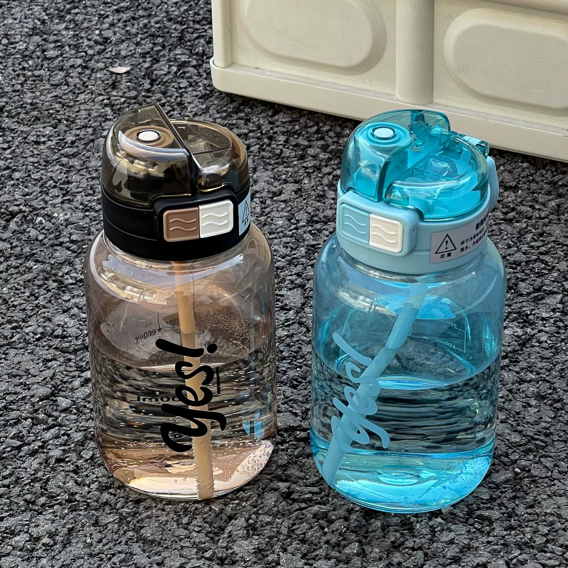 Летняя прозрачная пластиковая чашка Чистая красная выглядящая простая спортивная чашка для воды на открытом воздухе Мужская и женская портативная дорожная двойная чашка для питья