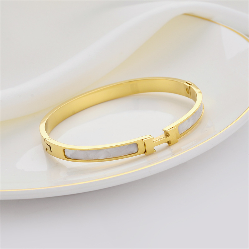 Brazalete de acero de titanio para mujeres no desvanecerse pulsera de letras de alta versión transfronteriza venta caliente chapado en oro 18K joyas de acero inoxidable al por mayor