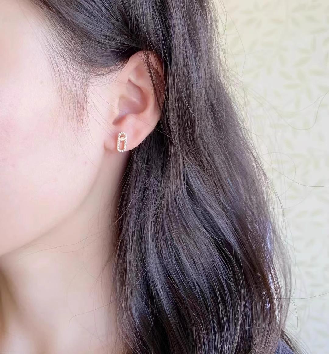 Orecchini a clip da donna con sfera in moissanite oro bianco_voghion.com