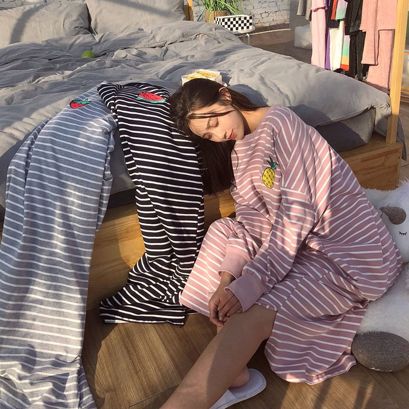 Primavera y otoño 2024 nuevo vestido de pijama de manga larga red rojo ins viento suelto bordado vestido de frutas a rayas ropa para el hogar