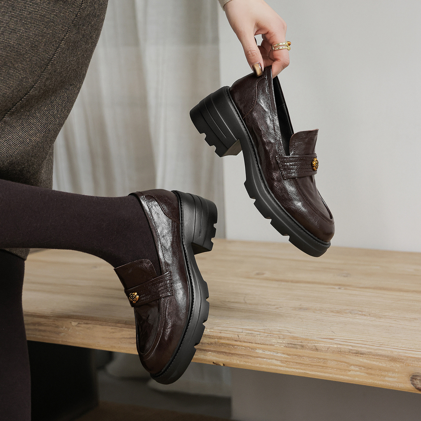 Giày loafer nữ mũi tròn gót vuông dày đế cao 6 cm da cừu — màu nâu