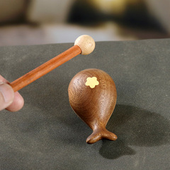 木の彫刻クジラの木の魚は小さい木の魚の文を叩いて木の魚のサラリーマンを作ります。