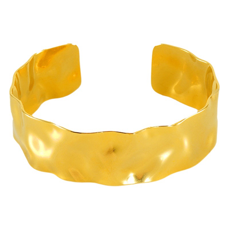 Europa y los Estados Unidos lujosos INS estilo de moda sensación de diseño pulsera de oro 18 quilates exagerado golpeado patrón C abertura pulsera de acero inoxidable