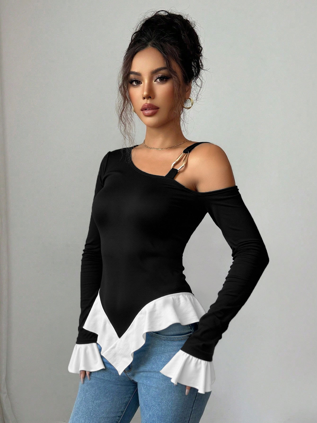 Collar negro de un solo hombro decoración de bucle de metal corto trasero largo borde de lótus blanco perilla de color contraste primavera-verano chaqueta mujer