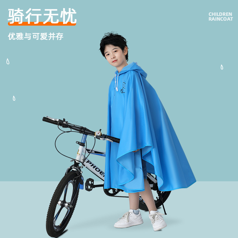 子供用レインコートを厚くして、子供用のカバンを持っています。子供は学校に行きます。|undefined