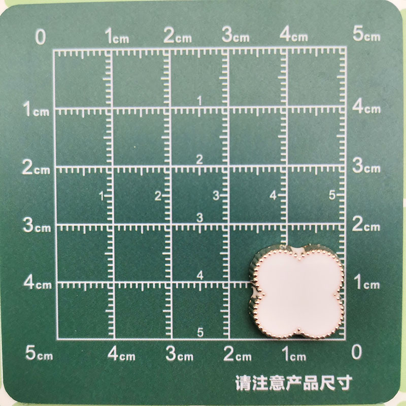 Temperamento de moda blanco y negro pequeño viento fragante cuatro hojas accesorios de plástico corazón de melocotón DIY pinzas de cabello material de ropa de correa