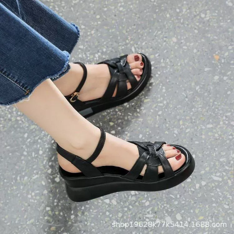 Мягкие женские босоножки на танкетке, новинка лета 2024, римская обувь на толстой подошве, модная обувь для мам на платформе с мягкой подошвой на плоской подошве