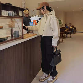 冲锋衣外套女秋季新款2024年白色连帽短款风衣长袖外套设计感穿搭