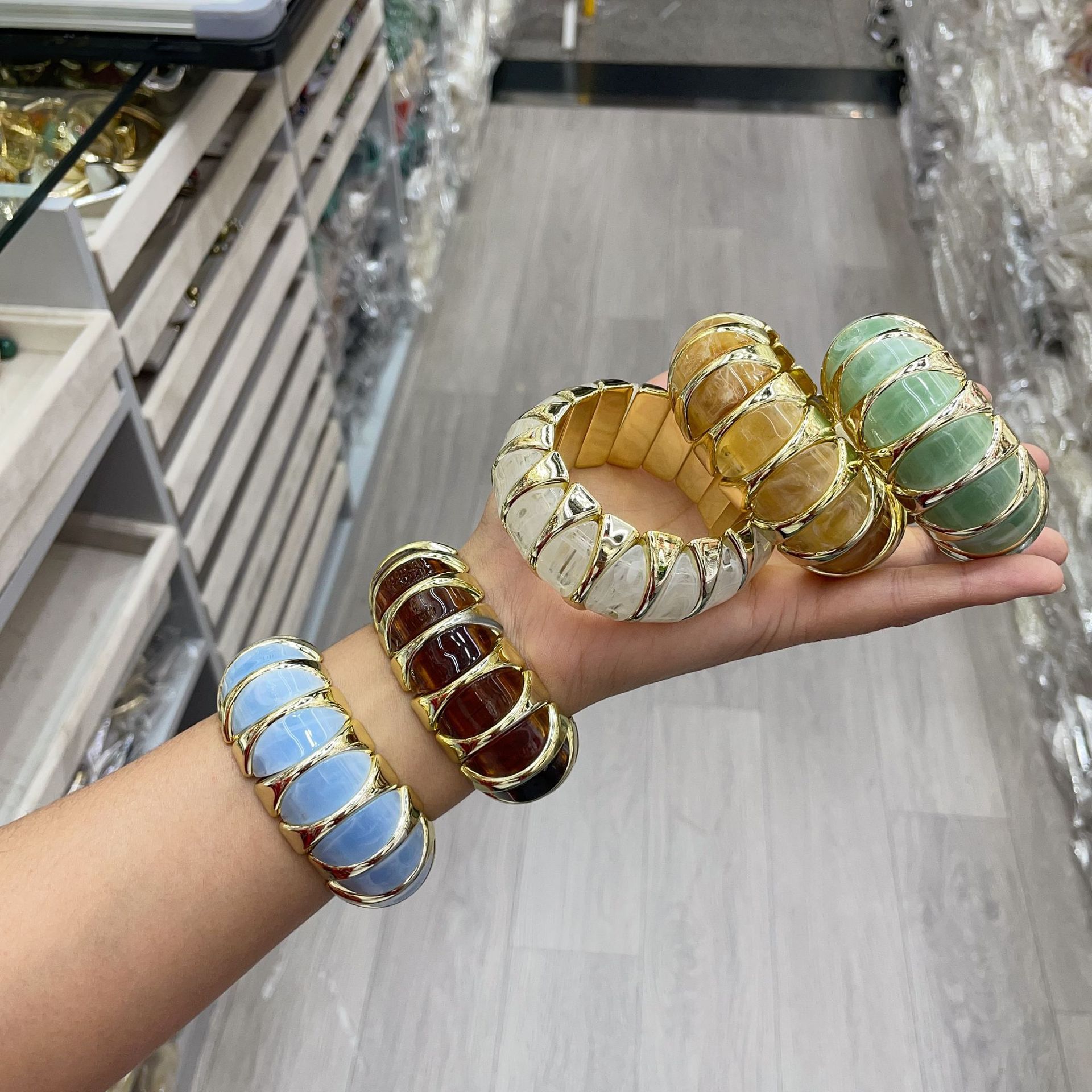 67g Weight Bangle Classification Arylic Chain Material 1 Piece Quantity Holiday, Street Occasion Acrylic Material Geometric Pattern All Seasons Season Women's Gender Retro, Exaggerated Style Retro Exaggerated Geometric Acrylic Bangles Wholesale 无