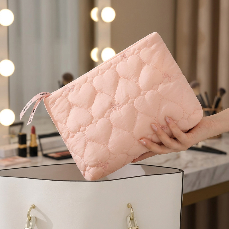 Beilian Handheld Makeup Bag, High-Value Heart-Shaped Quilted Portable Travel Toiletry Bag, Simple Large-Capacity Storage Bag