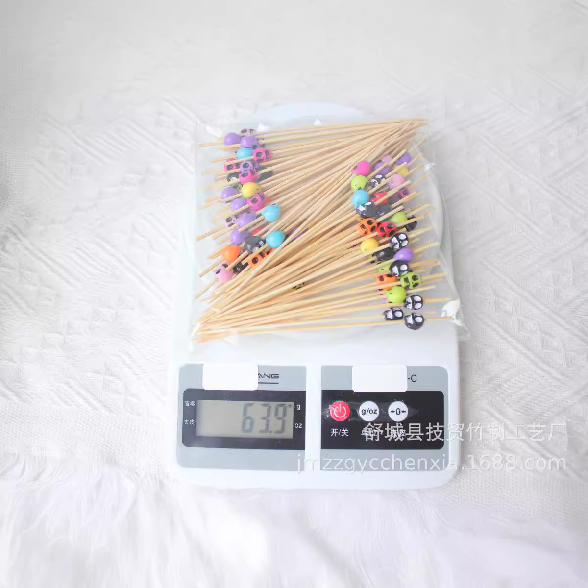 Halloween 8 × 10 cráneo pequeño colorido stick de fruta 100 piezas / paquete stick de cóctel Amazon Hot Sale stick de bambú